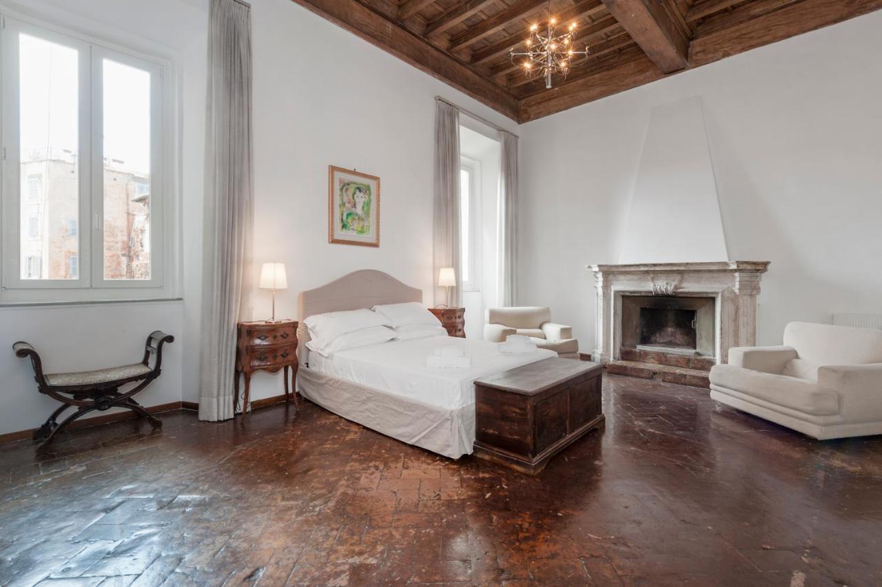 Ancient Palace In Downtown Rome Exterior photo